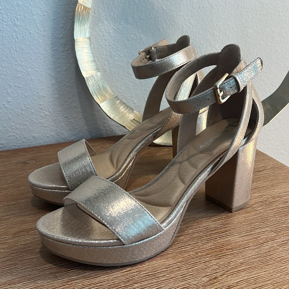 CL by LAUNDRY Starstone Platform Gold Heels - Picture 9 of 11